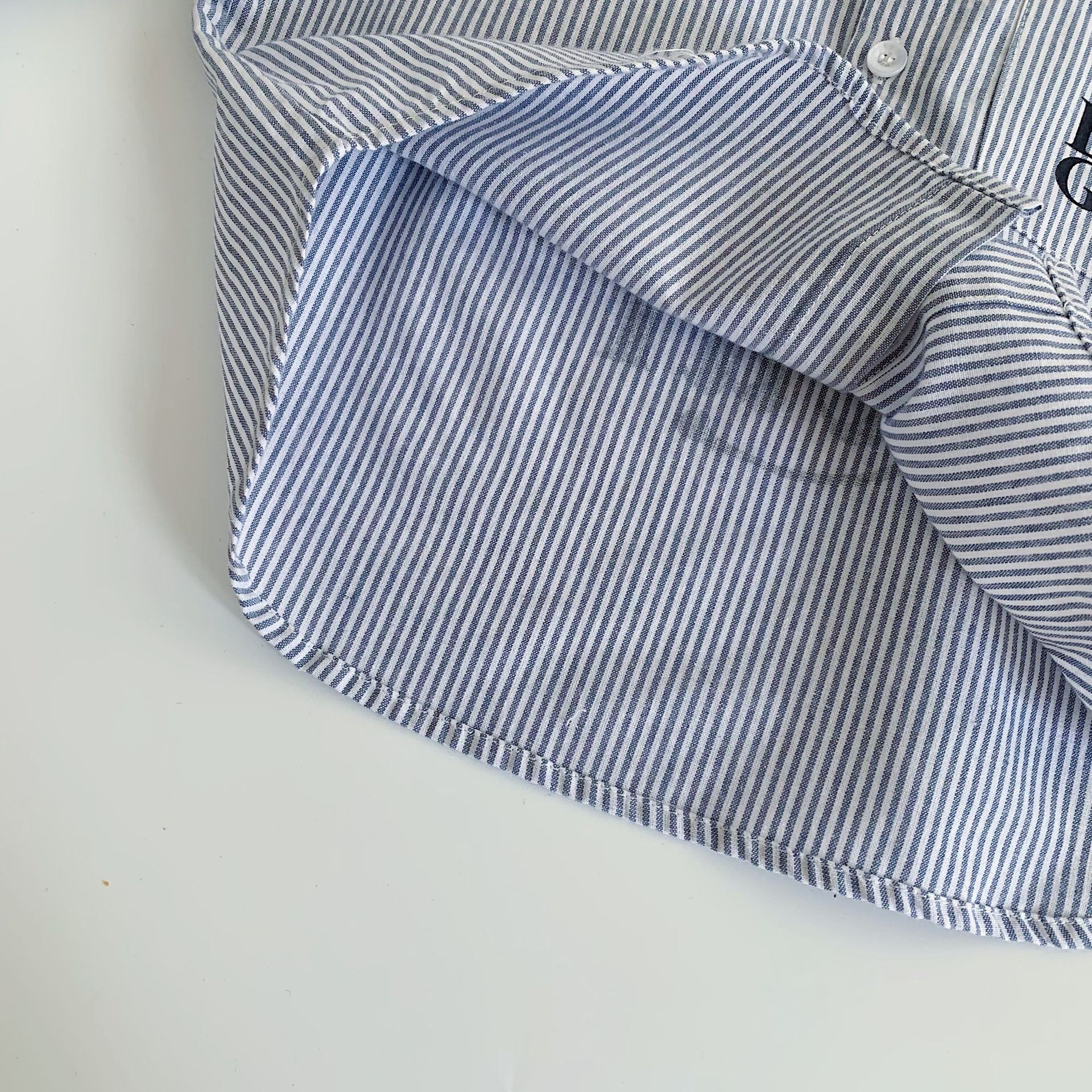 Camisas infantiles Mai Bao 2025 primavera niños y niñas letras rayas impresión coreana nueva ropa infantil camisa de estilo retro