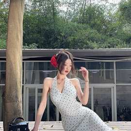 白色波点v领挂脖连衣裙女夏法式性感露背气质中长裙子图片色扎染