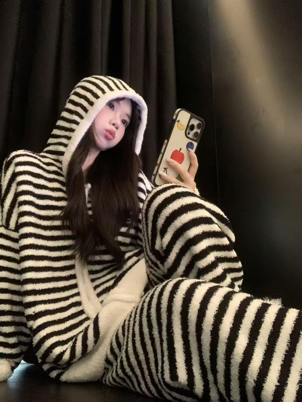 흑백 줄무늬 후드 슈트