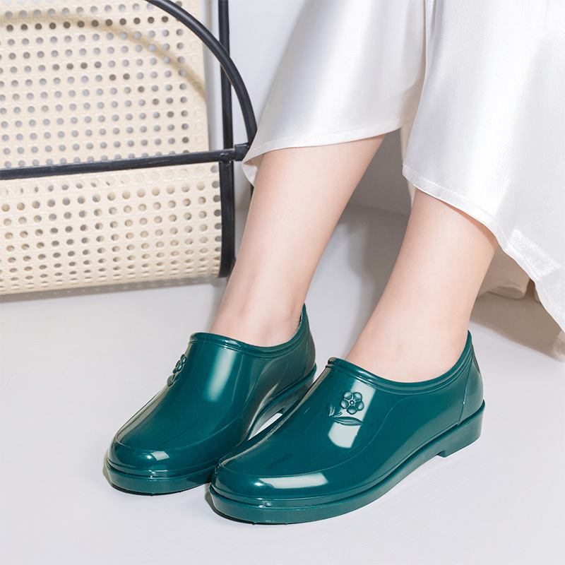 Zapatos de lluvia de cuatro estaciones para mujeres de tubo corto, zapatos de saliva poco profundos para mujeres, zapatos de goma de cocina para trabajar fuera, algodón resistente al desgaste, antideslizante