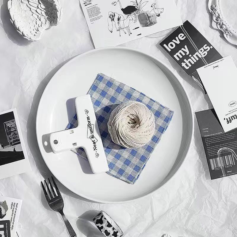 노르딕 플레이트 + 블루 그리드 매트 + 면 로프 + 마그네틱 클립