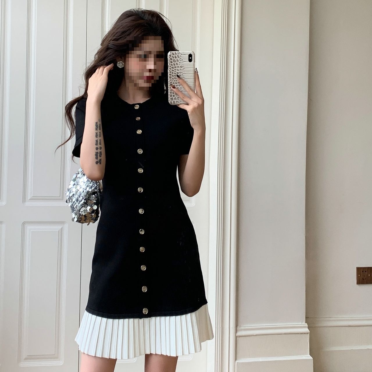 French-Style Light Luxury Black and White Patchwork Dress with Metal Buttons, Short Sleeves, High Waist, Slimming Effect, Ruffled Edges, and a Chanel-Inspired Style