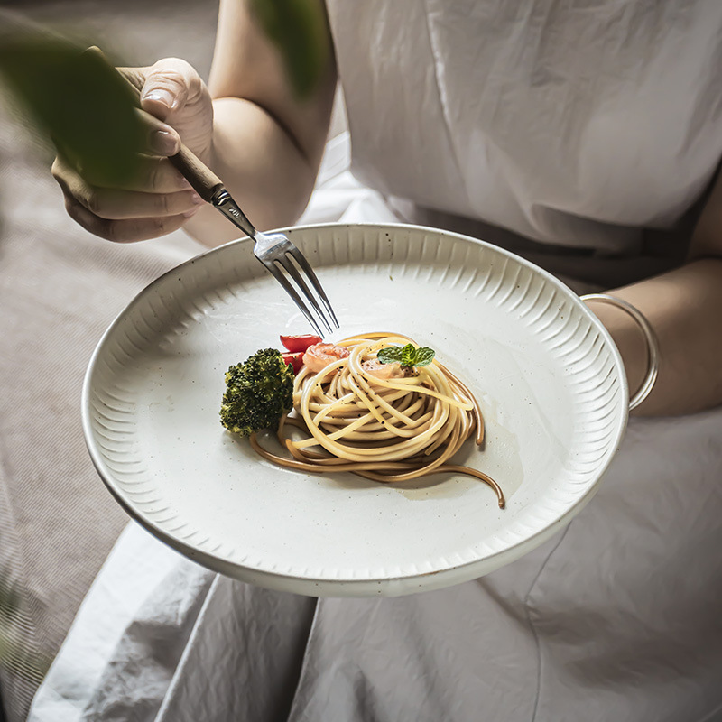 Plato de cerámica simple retro plato casero creativo en relieve de platos occidentales de lujo ligero plato de filete de color sólido