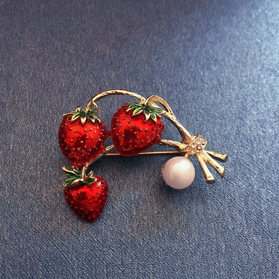 Fashion fruit sweet cute Yaxa sancaqları - freshwater-pearl-three-strawberry-brooch