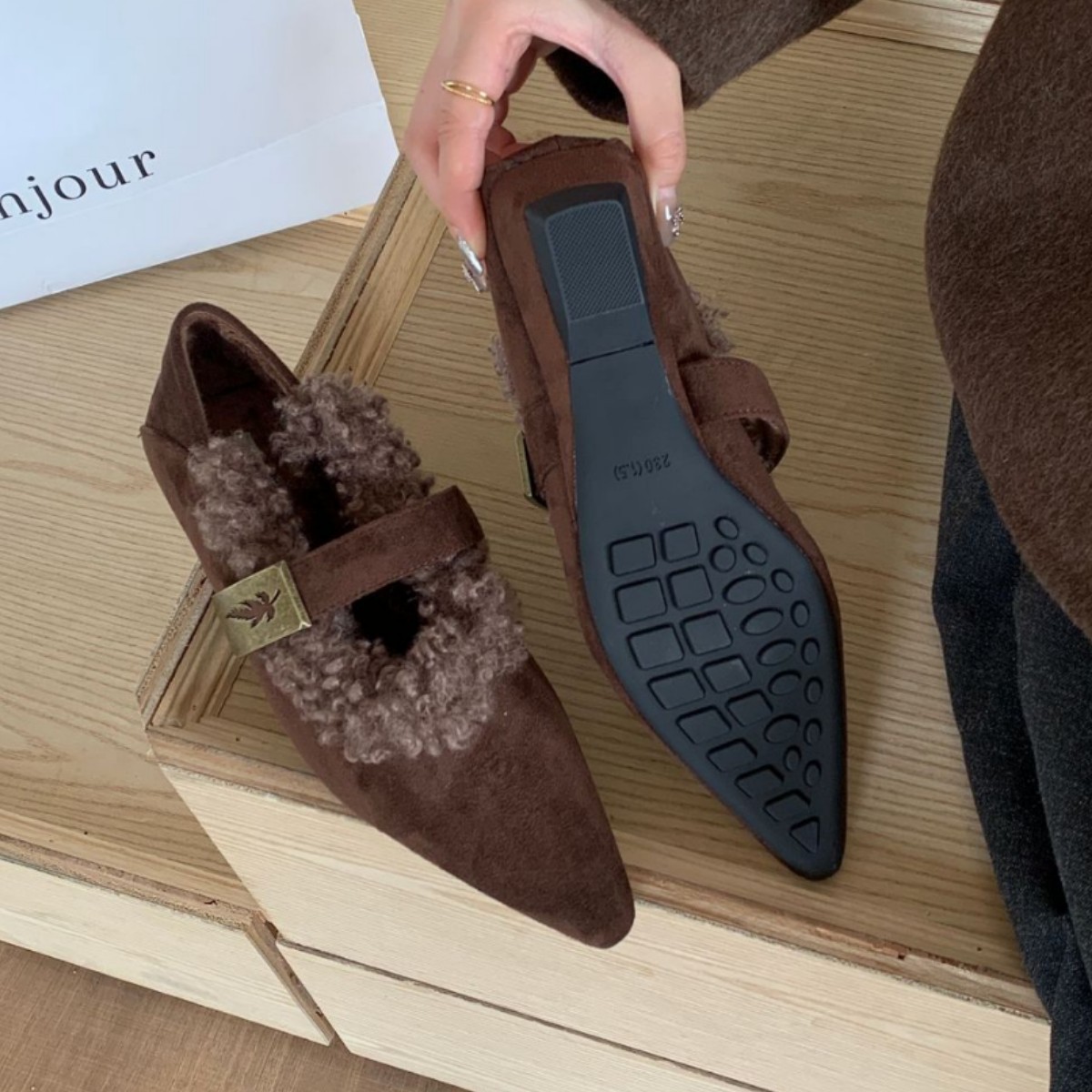 软皮低帮复古尖头加绒加厚保暖高跟鞋女粗跟单鞋子一字扣带过冬季