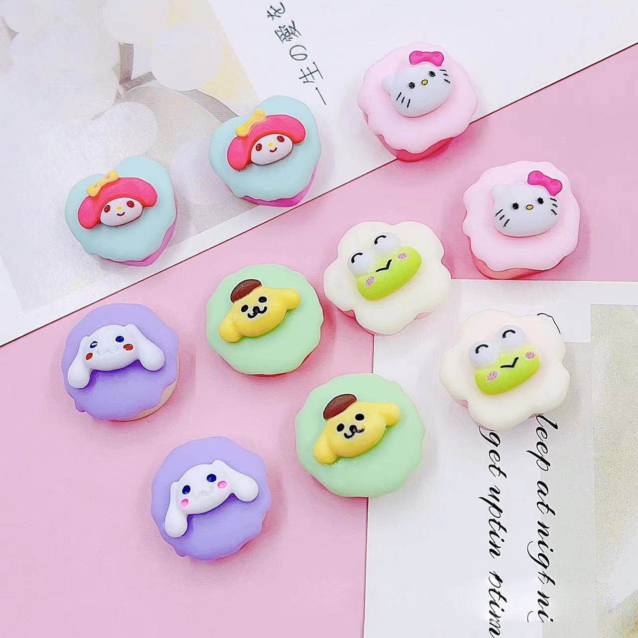 Nueva historieta tridimensional Sanrio Yugui perro comida y juego DIY accesorios de cuerda de pelo al por mayor crema pegamento teléfono caso parche