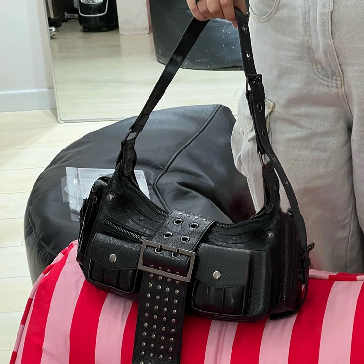 Kleine Nischendesigner Sweet Jubie Hot Girl Motorcyc Rivet Belt Buck Sing Schultertasche Unterarmtasche Neu_voghion.com
