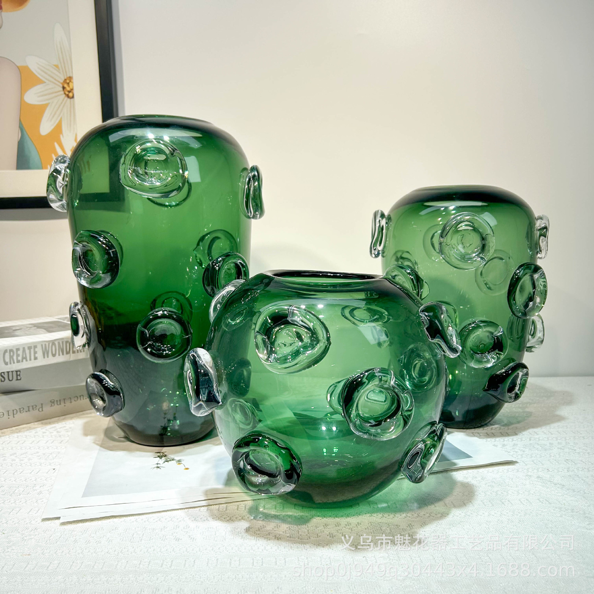 Luz y lujo moderno vasos de vidrio grueso en casa mesa de comedor vinos decoración creativa sala modelo de decoración de alto nivel arreglador de flores