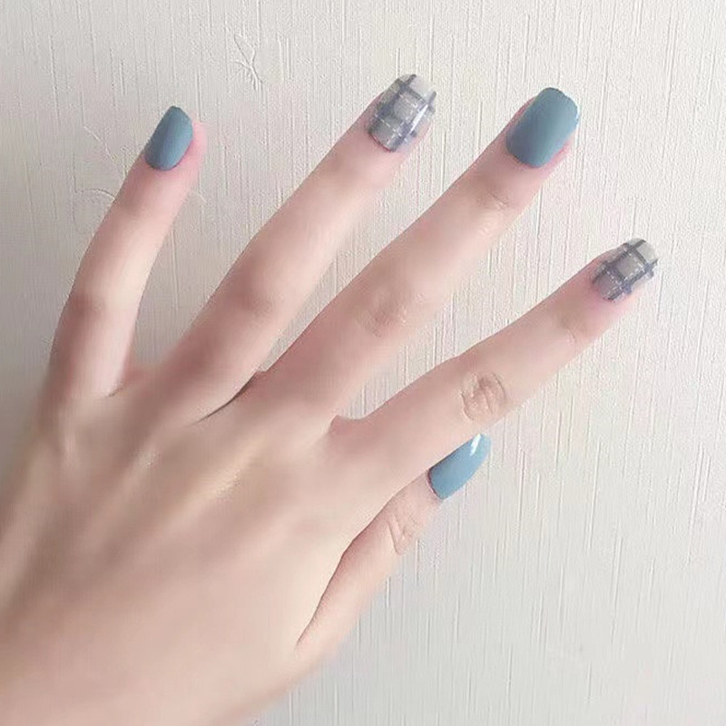 Fake nails can be taken with nail pieces gray and blue plaid color jumping nail patch short little red book nail patch nails