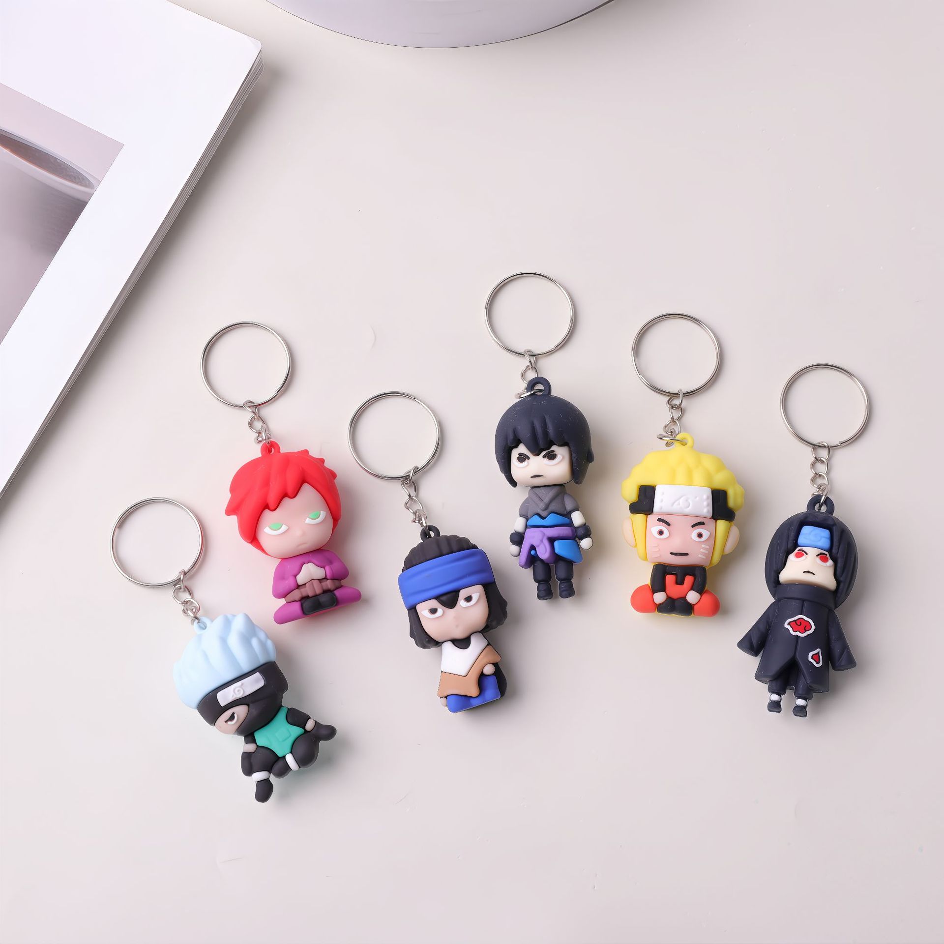 Nuevos productos transfronterizos Naruto llavero de dibujos animados colgantes de automóviles llavero de muñeca de goteo de goma accesorios de bolsas escolares pareja