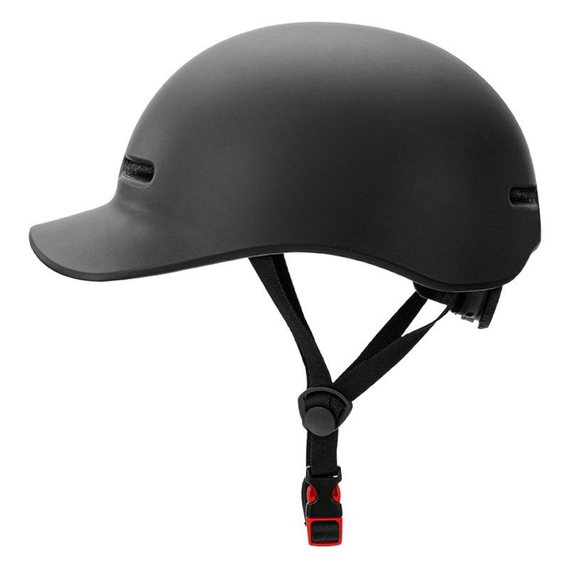 新型の自転車ヘルメットは一体成型されています。