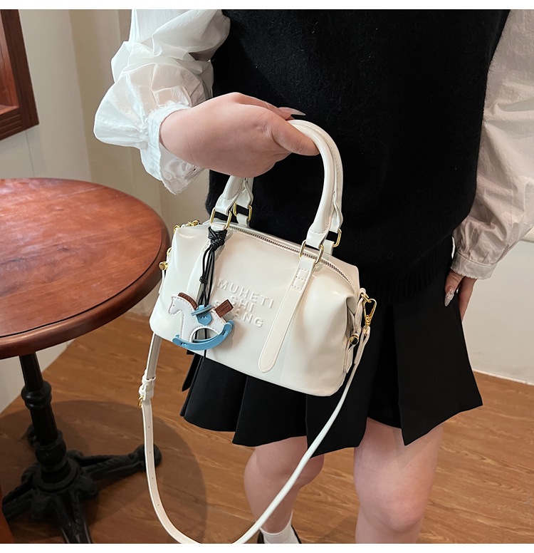 Casual and simple hand-held pillow bag for women, 2025 new style, fashionable and trendy, niche single-shoulder crossbody bag for work and commuting undefined