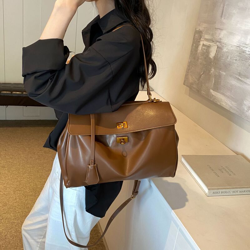 Vintage High-end Commuter Bag Women's 2024 New Fashionable Color Contrast Large Capacity Student Shoulder Tote Bag