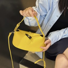 クロスボーダーニッチデザイン犬歯バックル脇バッグ女性のための 2025 夏の新しい高品質ファッション本革ショルダークロスボディバッグ