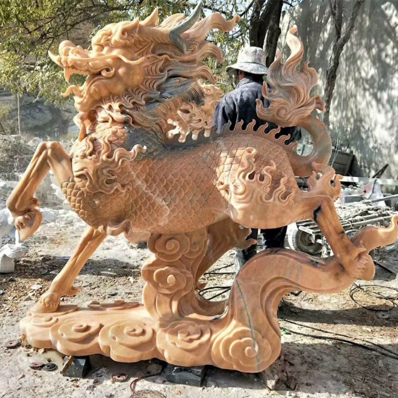 Каменная скульптура белого мраморного единорога и пиксиу, пара единорогов с когтями красного дракона на закате, украшение входа в виллу отеля.