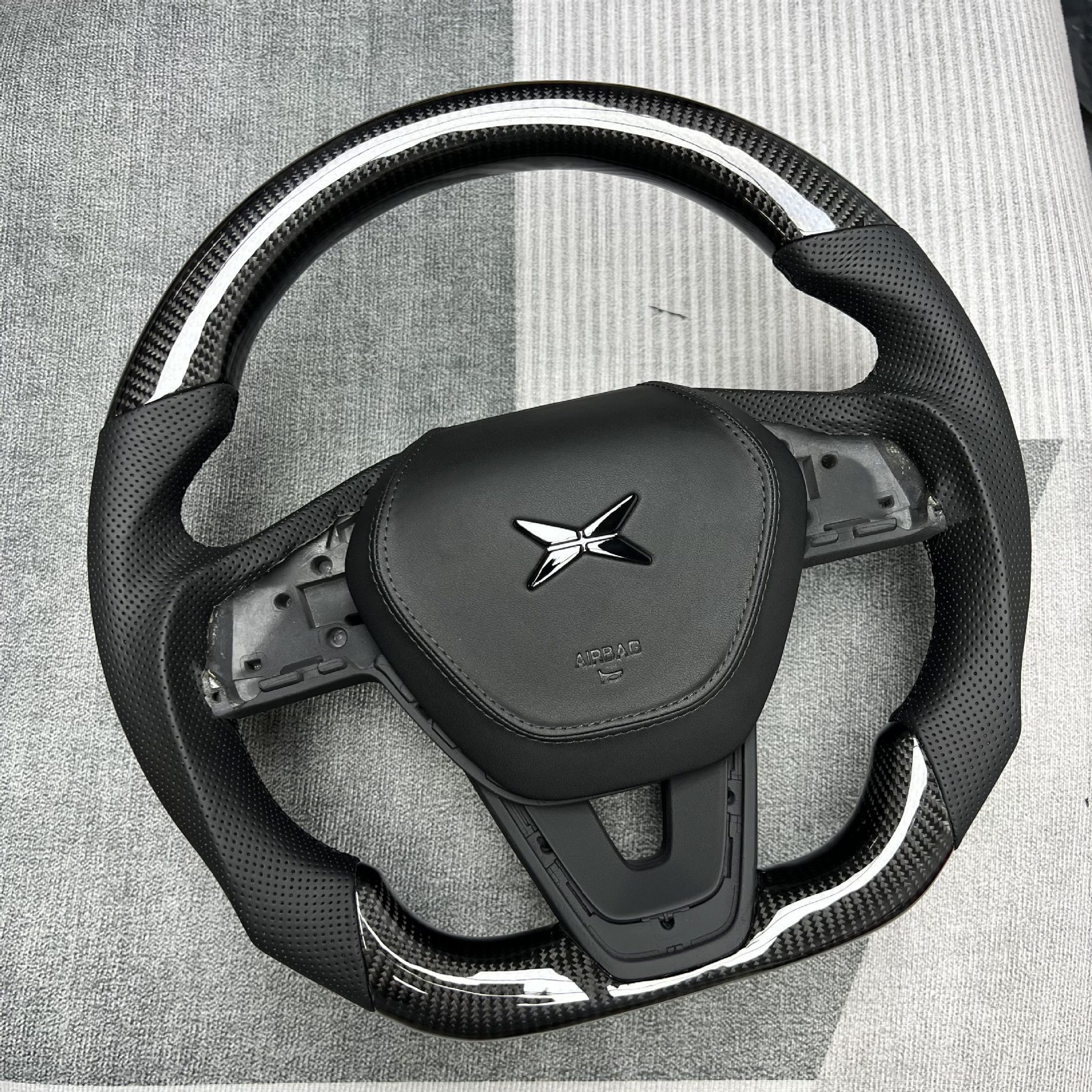 Car Carbon Fiber Steering Wheel Customization Is Suitable for Xpeng Car Interior Steering Wheel Assembly Upgrade and Modification Processing