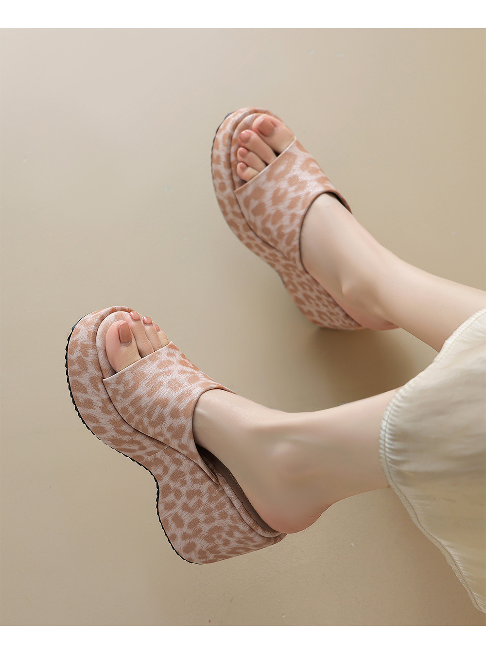 Sandal cao gót nữ quai ngang họa tiết da báo, gót vuông 9 cm, đế xuồng — Màu đen chi tiết 14
