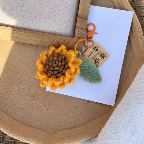 The new  spring sunflower leaf pendant was born as the keychain and car pendant.