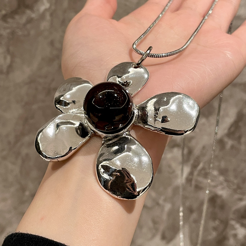 Pendant Necklace Classification Retro Flower Alloy Snake Chain Pendant Necklaces Wholesale