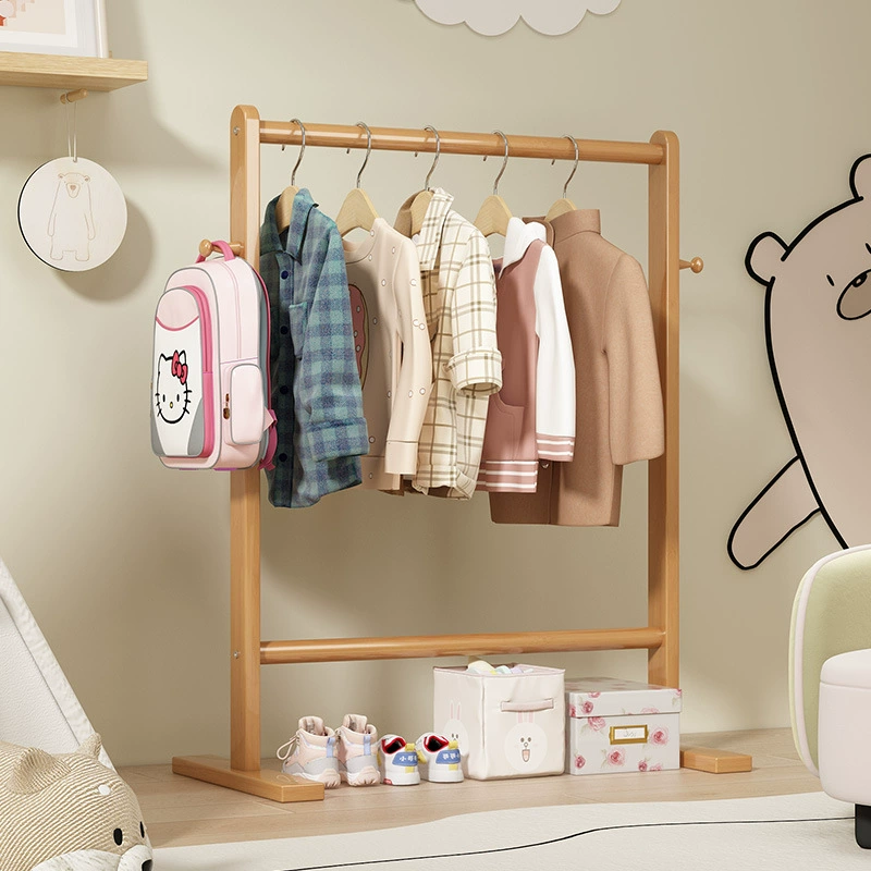 Детская вешалка на полу в спальне