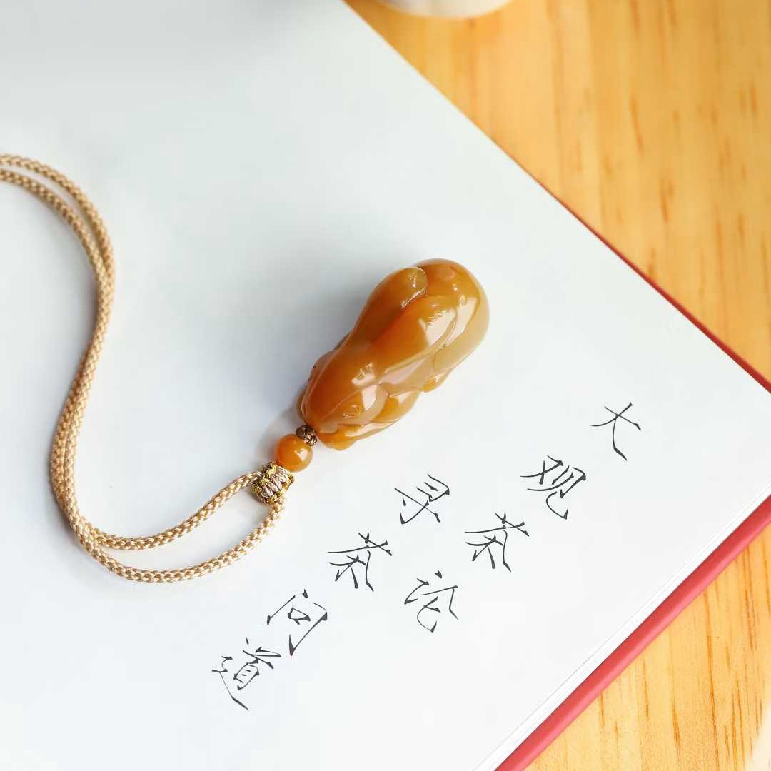 玉器工艺品天然新疆和田玉且末料老料满糖色兔子吊坠生肖兔玉挂坠