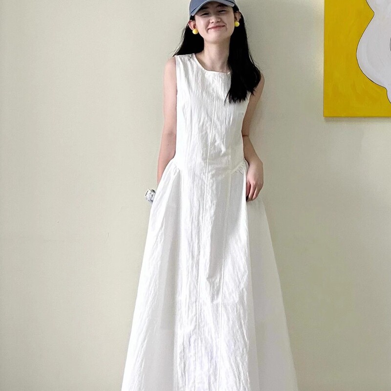 French-Style Sleeveless White Dress for Women, Summer 2025 New Model, High-End Pleated Waist-Cinching Long White Dress