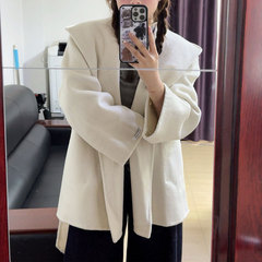白い帽子のマントのフードコートの女性秋冬の中で長いサイズの小柄な高級感があります。