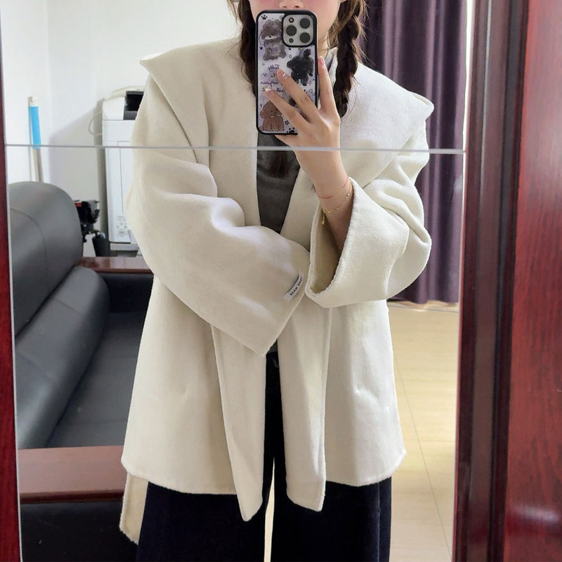 White Hooded Cape Woolen Outwear for Women in Autumn and Winter, Mid-length, Small, High-end, Super Good-looking Woolen Outwear