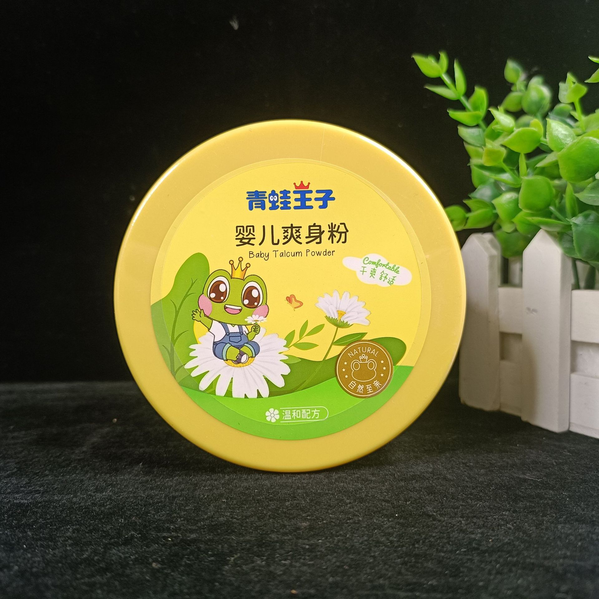 Frog Prince baby talcum powder 140g mild formula dry and comfortable baby cooling body powder comes with puff