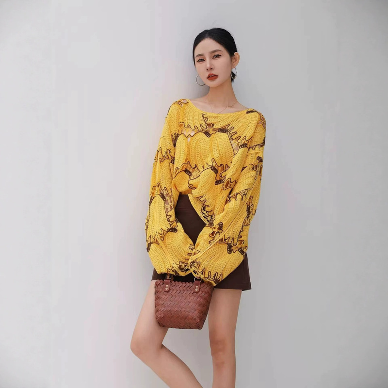 Manufacturer's hollow-out blouse for women, thin and elegant, with a unique banana design, loose-fitting round-neck top, bell-sleeve knitted shirt Manufacturer's hollow-out blouse for women, thin and elegant, with a unique banana design, loose-fitting round-neck top, bell-sleeve knitted shirt
