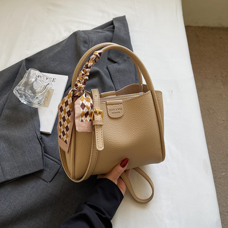 Bolso de mano explosivo transfronterizo para mujer 2025 nuevo bolso de mensajero de hombro de moda simple casual bolso de cubo de viaje