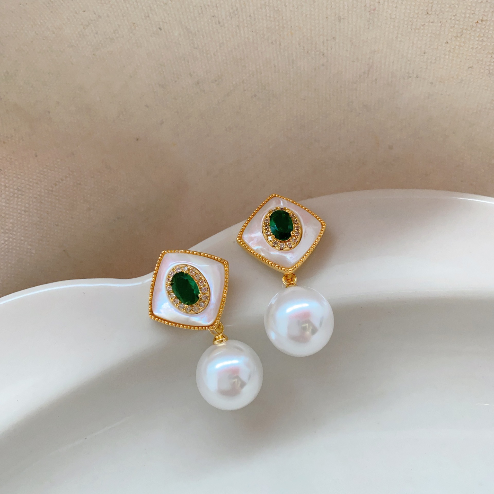 Aretes de perla de concha natural de moda de alta calidad aretes de concha en 2025 nuevos aretes de estilo de moda