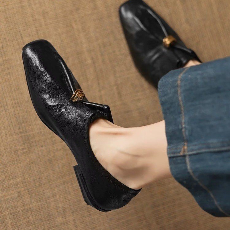 Autumn vintage British old money style large size square toe low-heel pleated deep-cut loafers, versatile leather shoes for women for commuting Autumn vintage British old money style large size square toe low-heel pleated deep-cut loafers, versatile leather shoes for women for commuting