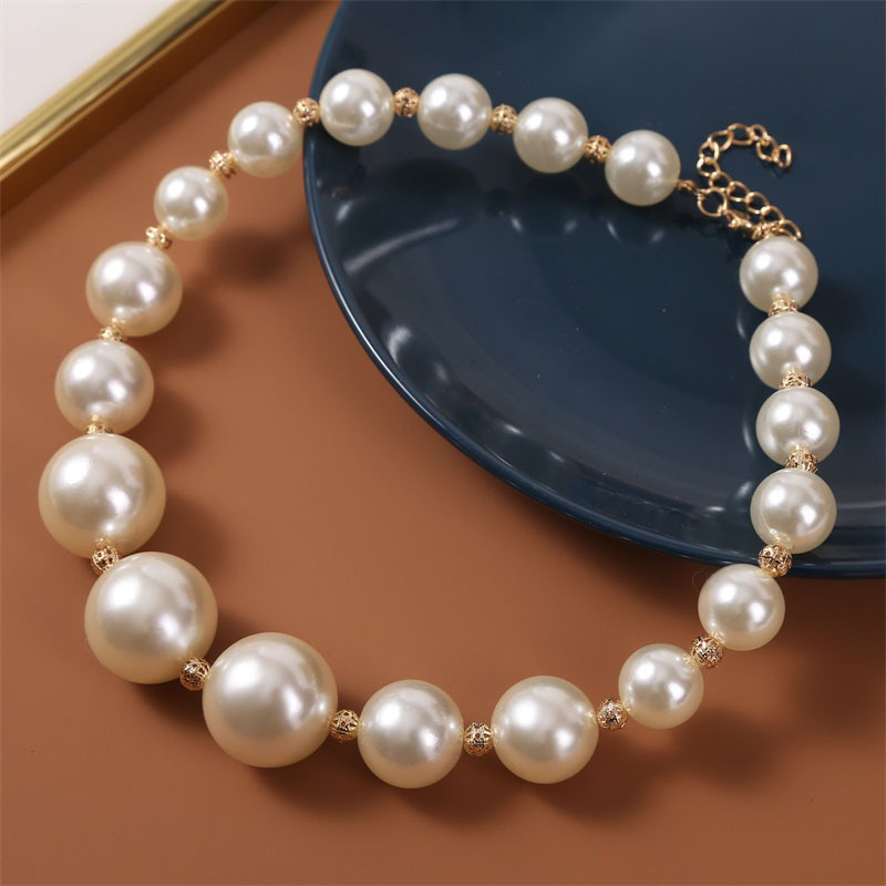 Fashion Simple Solid Color Pearl Chain Necklace Wholesale display picture 1
