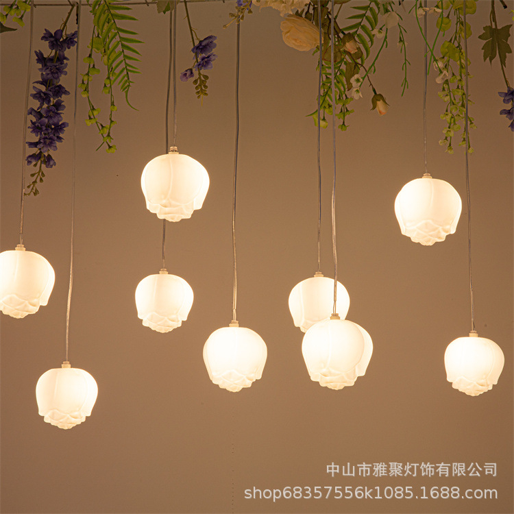 Suministro directo de fábrica de candelabros de flores de rosa de 10 cabezas para bodas, luces decorativas para escenarios de hoteles, candelabros de burbujas de rosas para salones de boda.