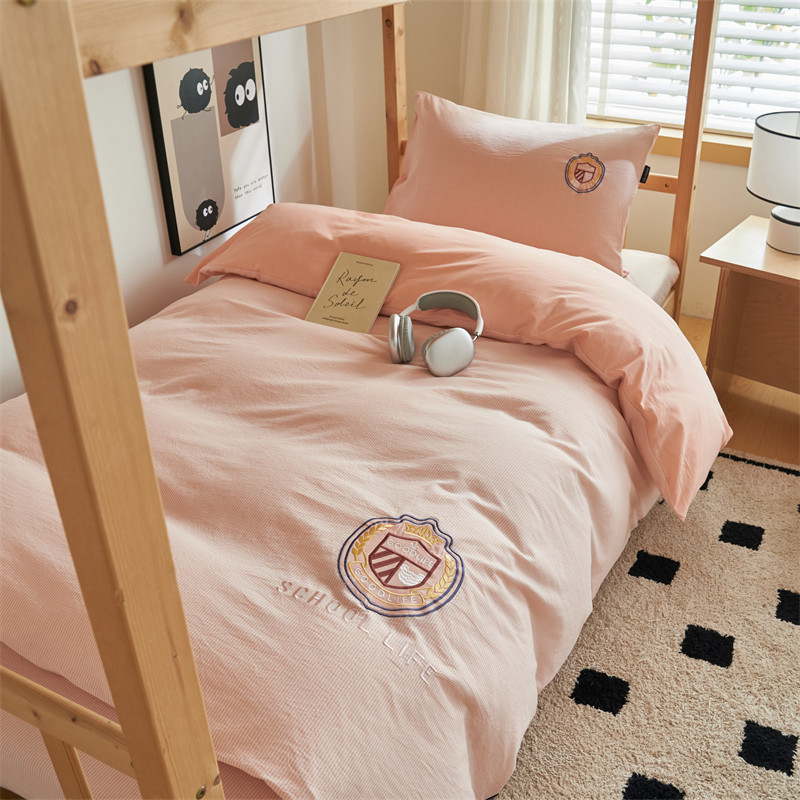 Juego de cama de algodón para estudiantes universitarios de tres piezas de algodón puro 2025 nuevo estilo funda de edredón de verano sábana de cuatro piezas de color sólido