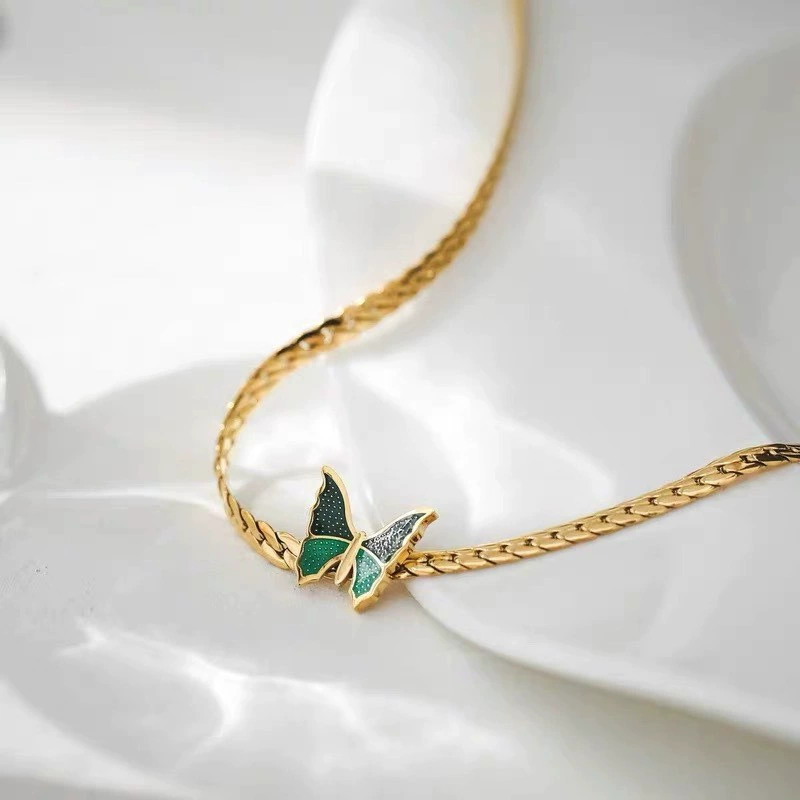 Moda lujosa mariposa personalidad de acero de titanio tobillar nicho diseño de cadena trenzada joyería mariposa verde collar fresco