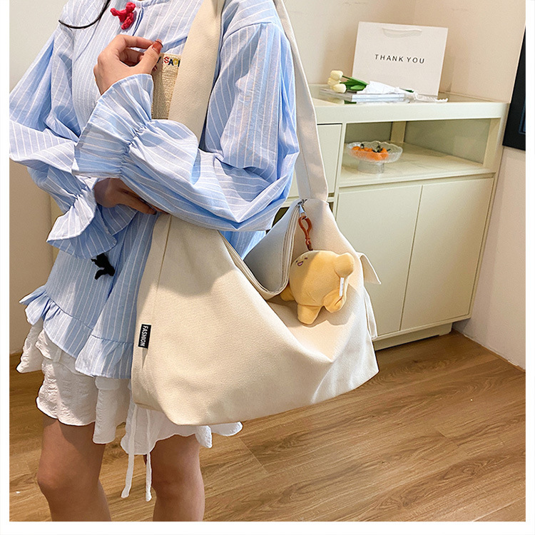 The 2024 new Korean-style simple and laid-back casual canvas crossbody bag and the large-capacity versatile tote bag are selling well undefined