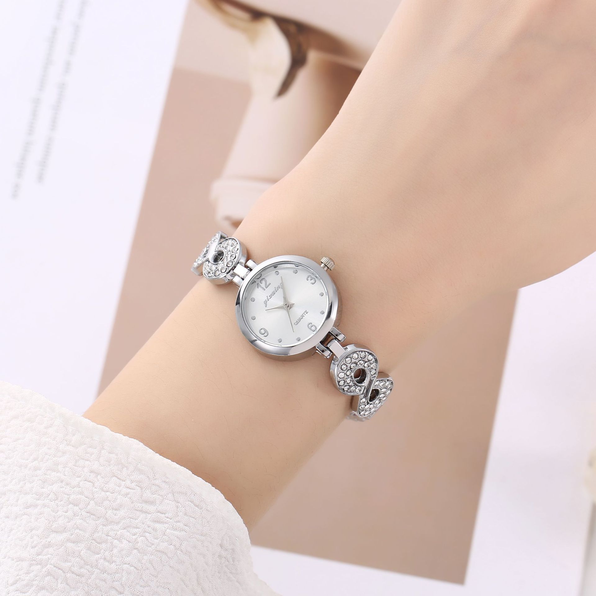El Comercio exterior nueva moda pequeño dial diamante reloj de mujer de lujo completo diamante temperamento Digital 8 pulsera reloj decorativo