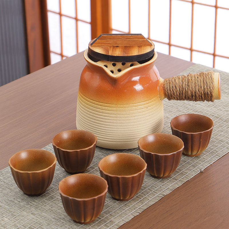 Tetera en una estufa, tarros de té con leche a la parrilla, ollas especiales, utensilios de cerámica de cocción en seco para el hogar, juego completo de juegos de té