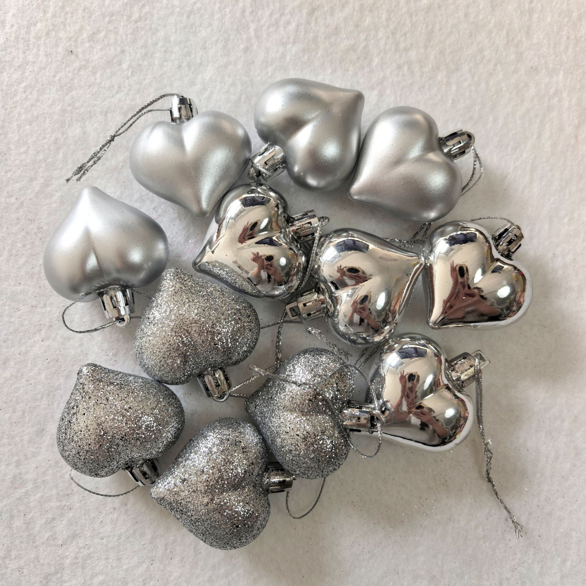 Día de San Valentín transfronterizo 12 paquetes de 4,5 cm de plástico galvanizado amor colgante decoración de la atmósfera