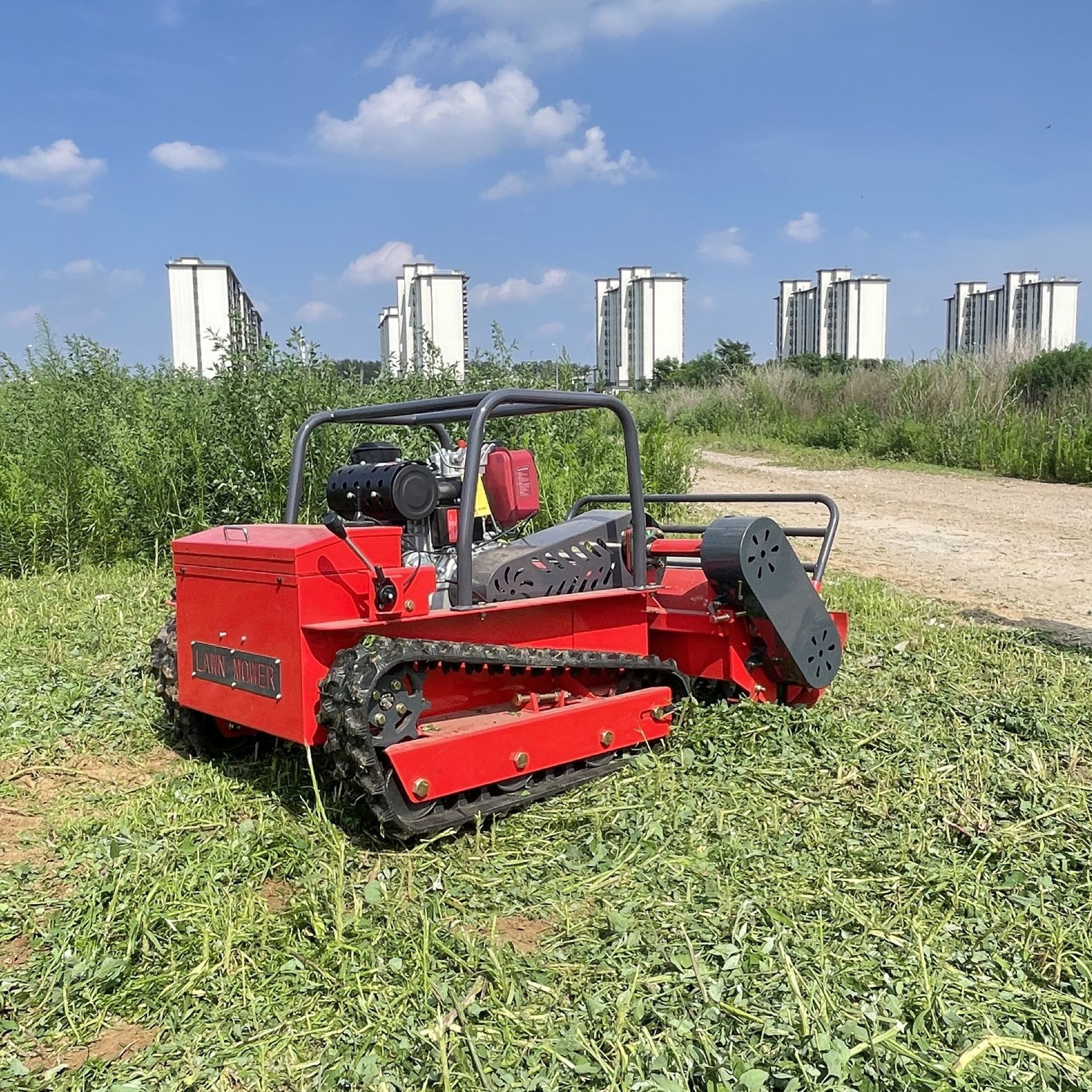 出口越南柴油遥控割草机 15马力燃油农用开荒碎草机 履带式割草机