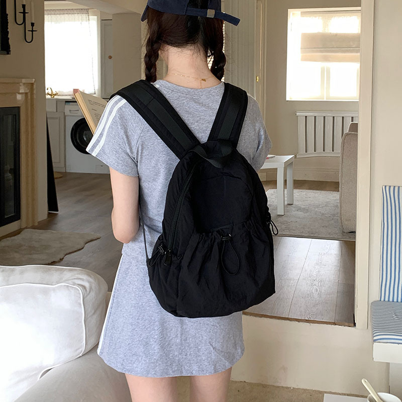 한국 스타일 패션 드로스트링 백팩 2024 새로운 대용량 통근 레저 백팩 독특한 주름 학생 스쿨백