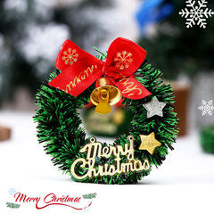 Merry chrismas五角星ミニクリスマスの花の輪に鈴の蝶結びの藤の輪が縮こまっているシーン