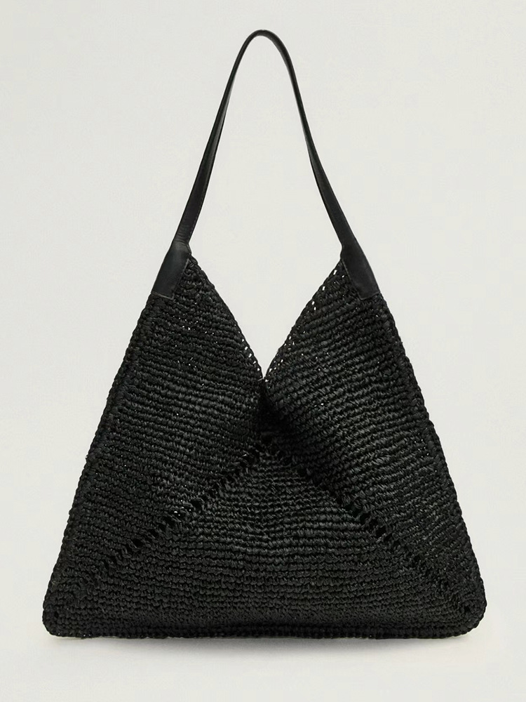 Instagram-Influencer mit dem gleichen Auto, das eine faltbare Handtasche aus Stroh mit einer Schulter, eine gewebte Tasche, einen Strandurlaub näht_voghion.com