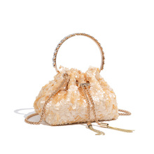 �羳Ů���W���¿�����ֱ��A�h�ֱ��������Ƭ�W����б��朗lС��