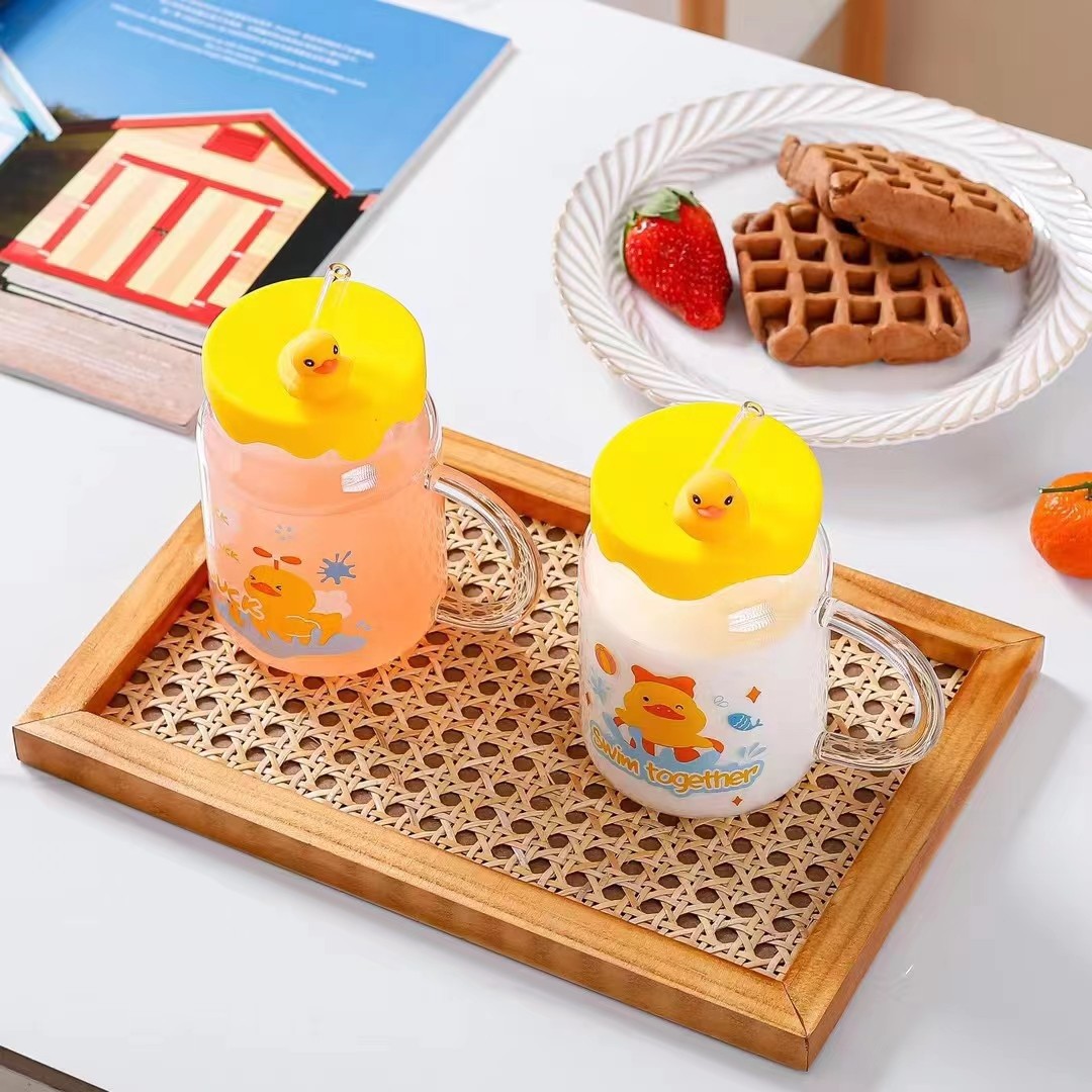 Pato amarillo lindo de los niños con dibujos animados de mango con tapa resistente a altas temperaturas taza de agua universal taza de paja regalo vidrio