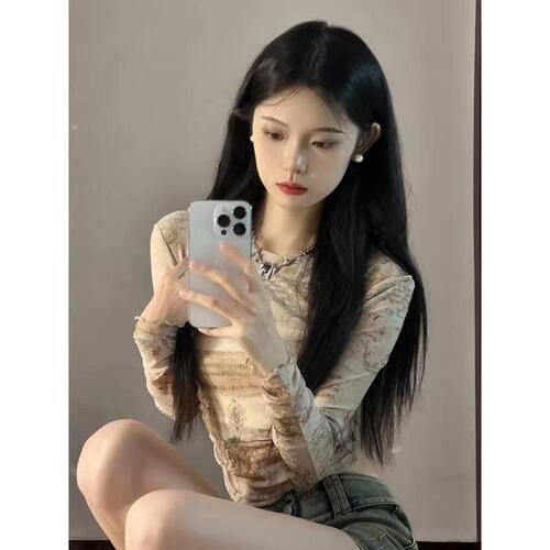 Sexy bottoming top niche autumn and winter tie-dye retro navel-baring long-sleeved T-shirt for women with chic design high waist 2025