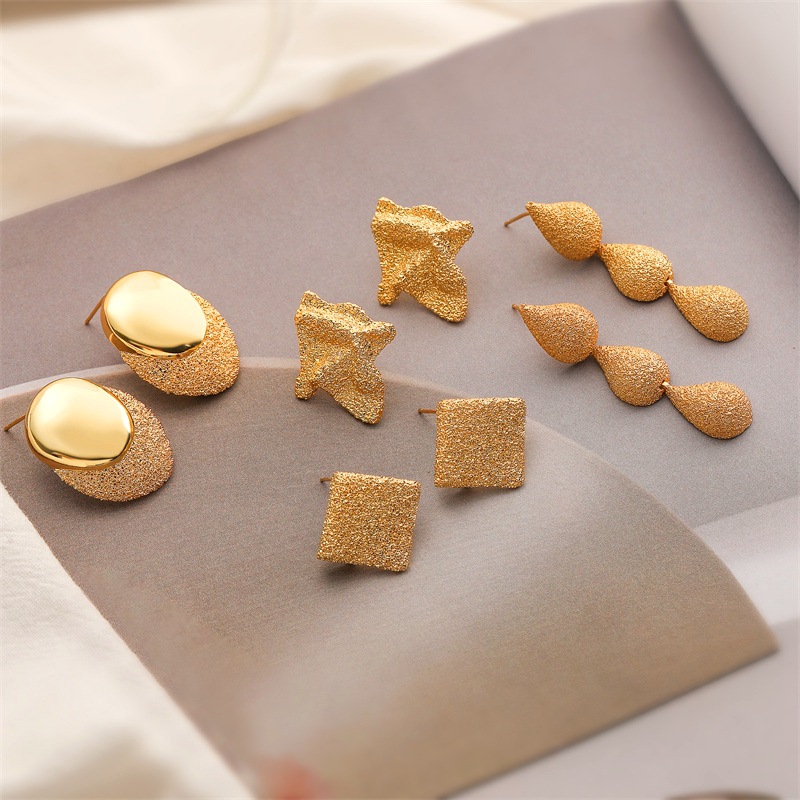 Europa y los Estados Unidos de metal Feng Shui goteo de aretes de metal esmerilado pendientes de aretes geométricos pernos de moda de viaje versátil auriculares