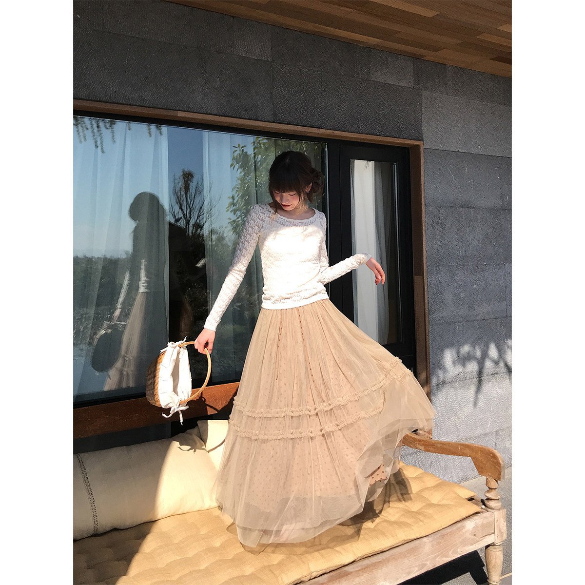 Ayollar uchun fransuzcha uslubdagi ikki qavatli jingalak to'rsimon midi yubka, yoz uchun juda mos, nafis va efirga boy A-chiziqli dizaynga ega.
